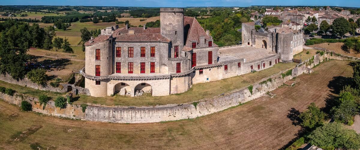 Duras (Lot et Garonne, France) - Vue aérienne panoramique du château des Ducs de Duras