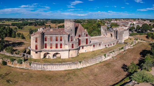 Duras (Lot et Garonne, France) - Vue aérienne panoramique du château des Ducs de Duras