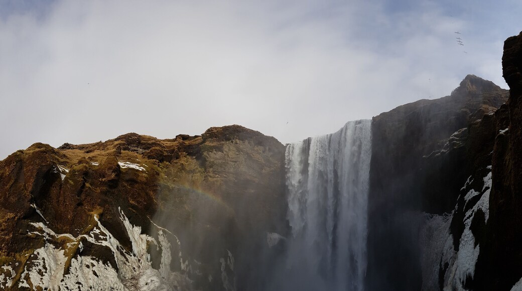 #lifeatexpedia #trip #iceland #skofafoss #waterfall #OnTheRoad Mother nature is unique in this country, all the route you will find these magnificent scenarios.