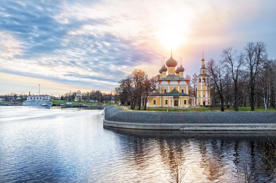 Собор на Волге в Угличе Cathedral on the Volga river in Uglich