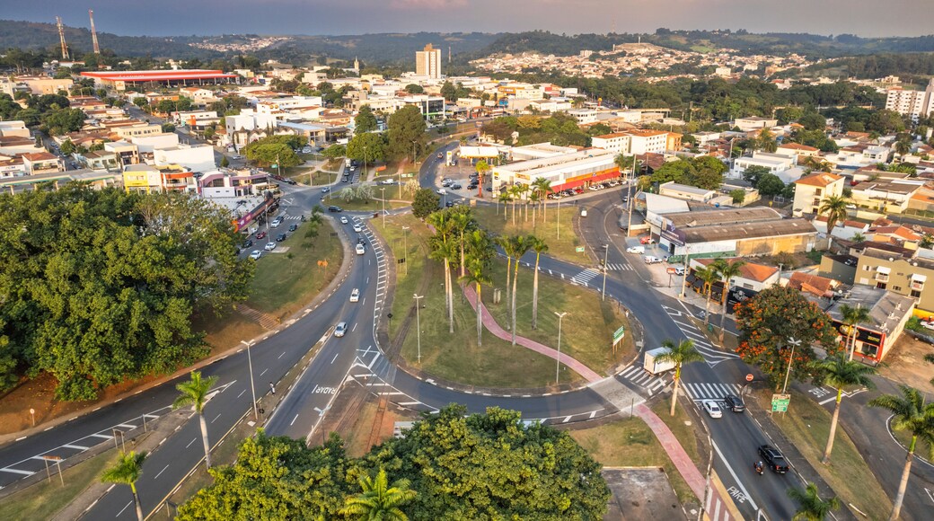 Vista aérea da cidade de Jaguariúna no interior de São Paulo. Trânsito de um dia movimentado. Brasil 2022.