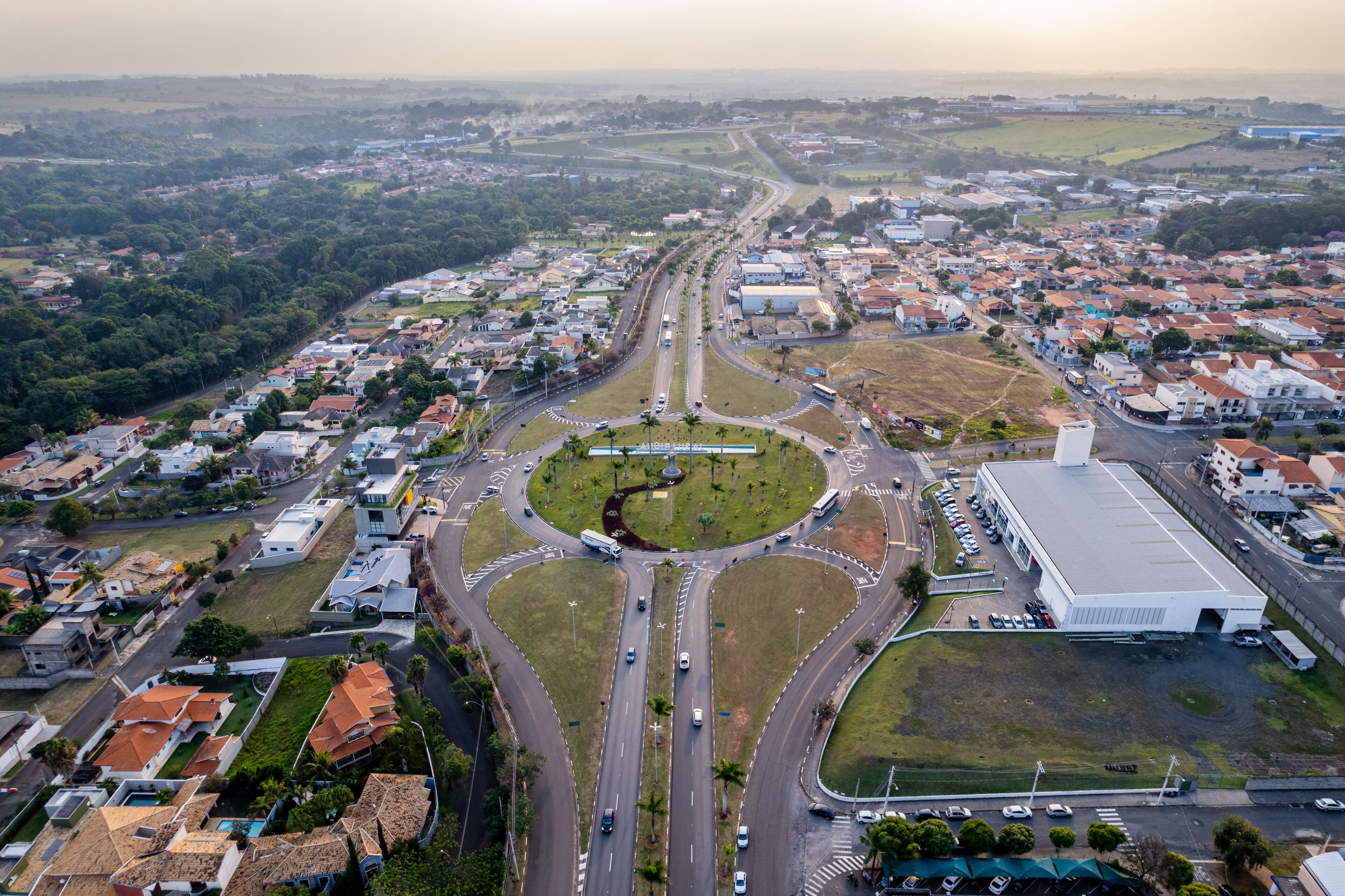 Vista aérea da cidade de Jaguariúna no interior de São Paulo. Trânsito de um dia movimentado. Brasil 2022.