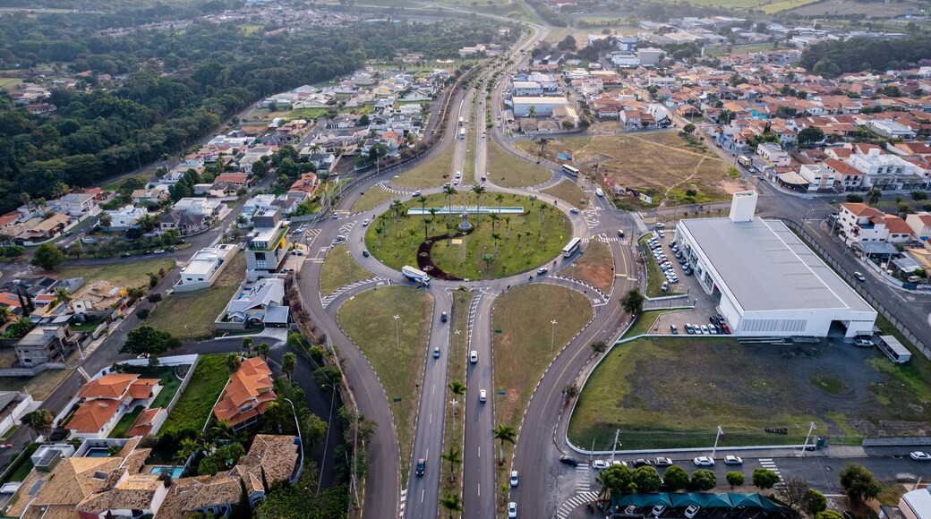 Vista aérea da cidade de Jaguariúna no interior de São Paulo. Trânsito de um dia movimentado. Brasil 2022.