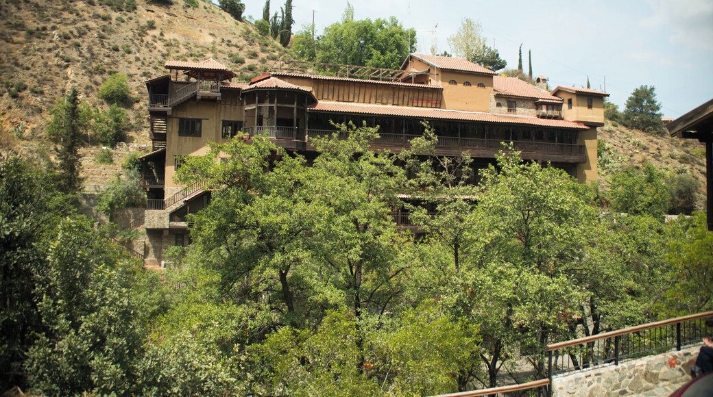The settlement of Kakopetria is constructed along the valley of the Kargotis and Garillis rivers. The old Kakopetria is built west of the valley and between the two rivers. The roofs of the houses are sloped and tiled and almost all of the houses have an upper floor and a wooden balcony.