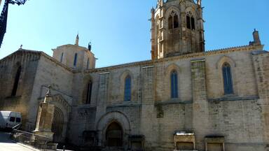 Una iglesia histórica con un campanario y ventanas de arco.