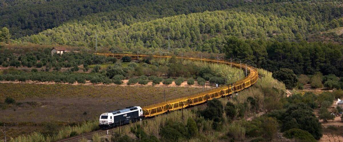 El segon tren que vร rem tenir en la corba de Capรงanes va ser aquest, el portacotxes Tarragona-Viatgers โ Grisรฉn a cร rrec de la 333.368. El segundo tren que tuvimos en la curva de Capรงanes fuรฉ este, el portacoches Tarragona-Viajeros โ Grisรฉn a cargo de la 333.368.