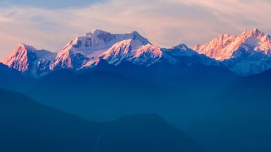 Varias montañas con cimas nevadas bajo un cielo despejado.