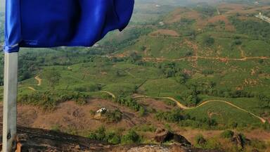 This is a very pretty landmark. There is a big catch. All around the mountains. The cool atmosphere is there