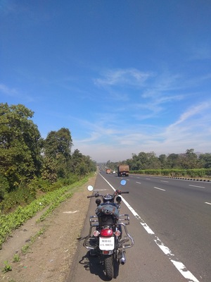 Enroute Silvassa, on this beautiful day riding solo on my bike was the best thing this week.
#ride2017 #travel2017 #royalenfield #maharashtra_travel #bikersoul #openskies #openroads