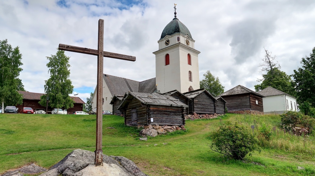 sur les bords du lac Siljan en Suède, église de Rättvik et maisons anciennes en bois