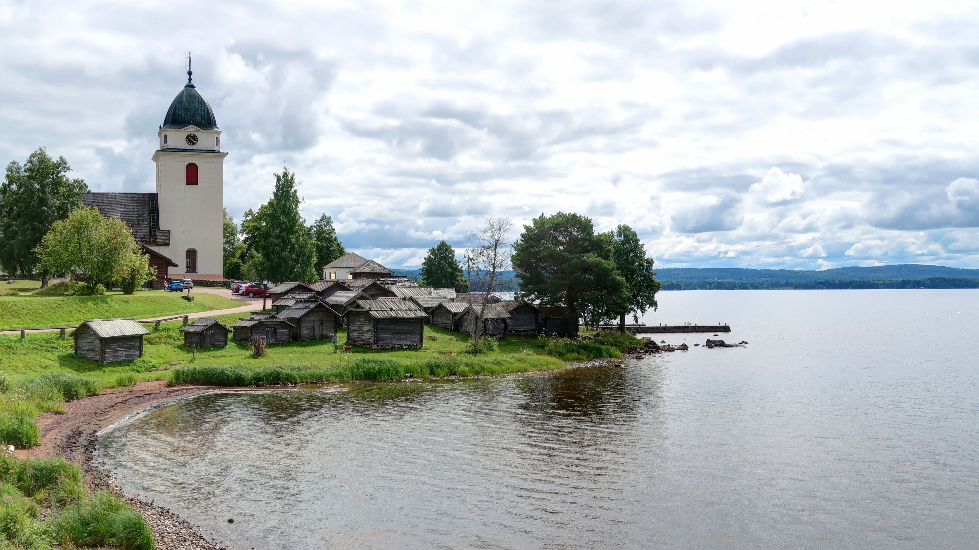 sur les bords du lac Siljan en Suède, église de Rättvik et maisons anciennes en bois