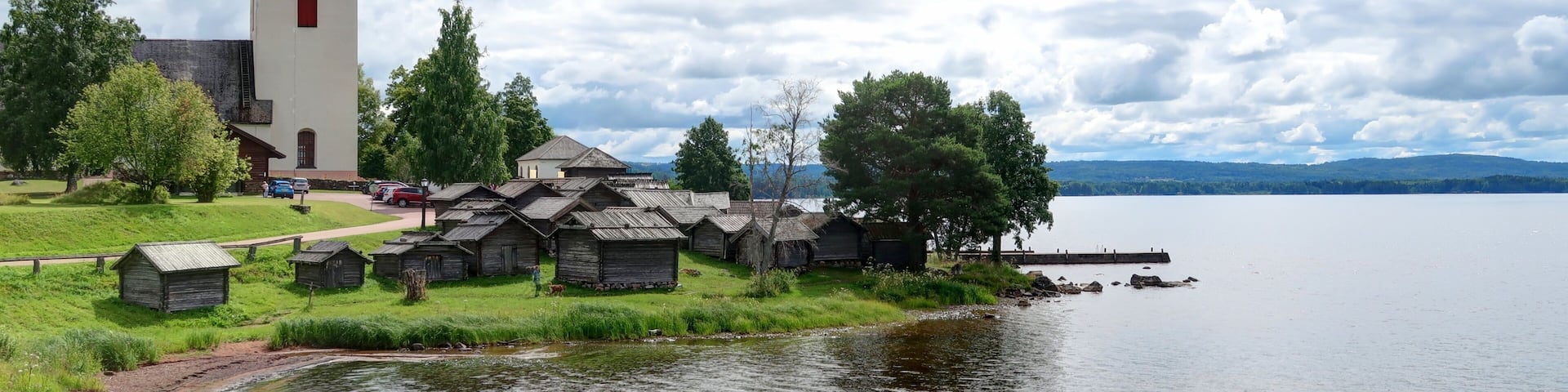 sur les bords du lac Siljan en Suède, église de Rättvik et maisons anciennes en bois
