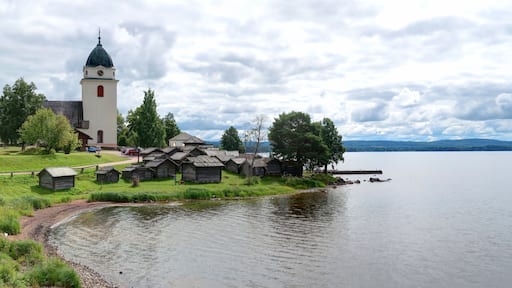 sur les bords du lac Siljan en Suède, église de Rättvik et maisons anciennes en bois