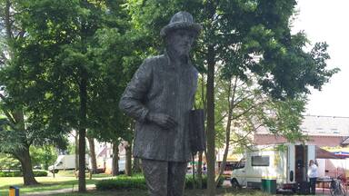 Walk in the footsteps of Vincent Van Gogh and listen to him explain to you his life here from 1883 to 1885. This suburb is also great for a very relaxing cycle day.