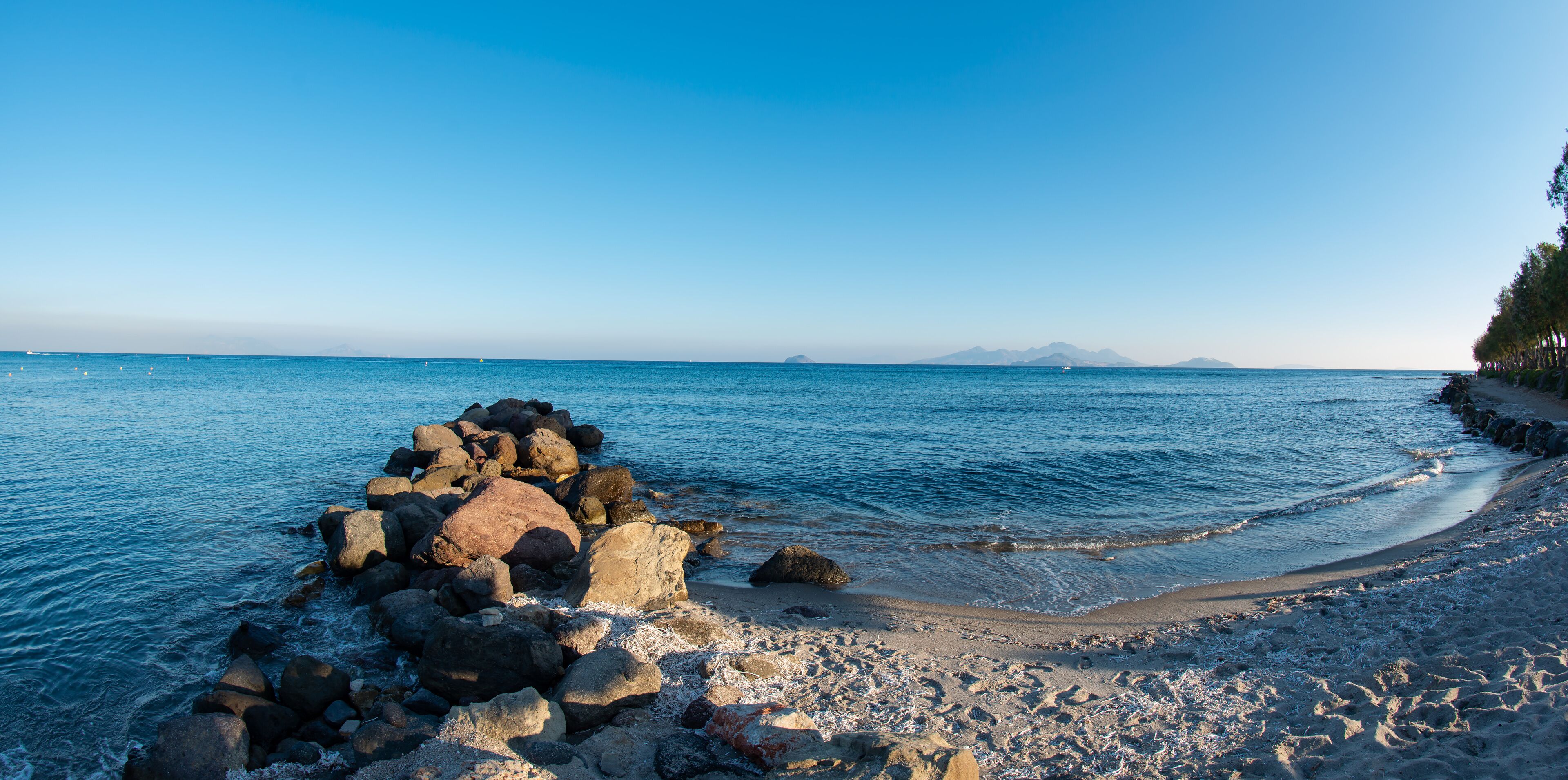 Mittelmeer und Vulkan in Horizont im Süden auf der Insel Kos Griechenland