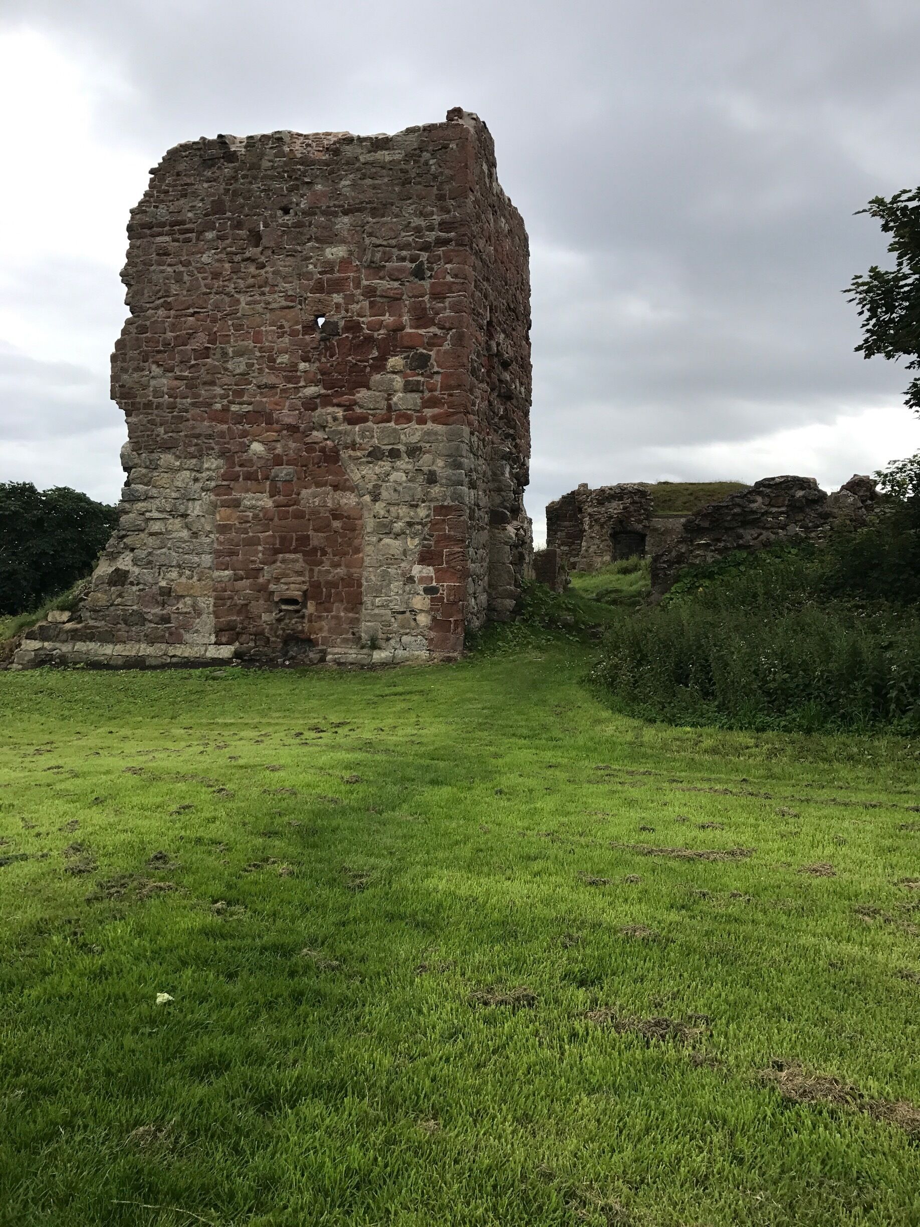 Picturesque ruin said to be haunted by the ghost of William
Wallace.