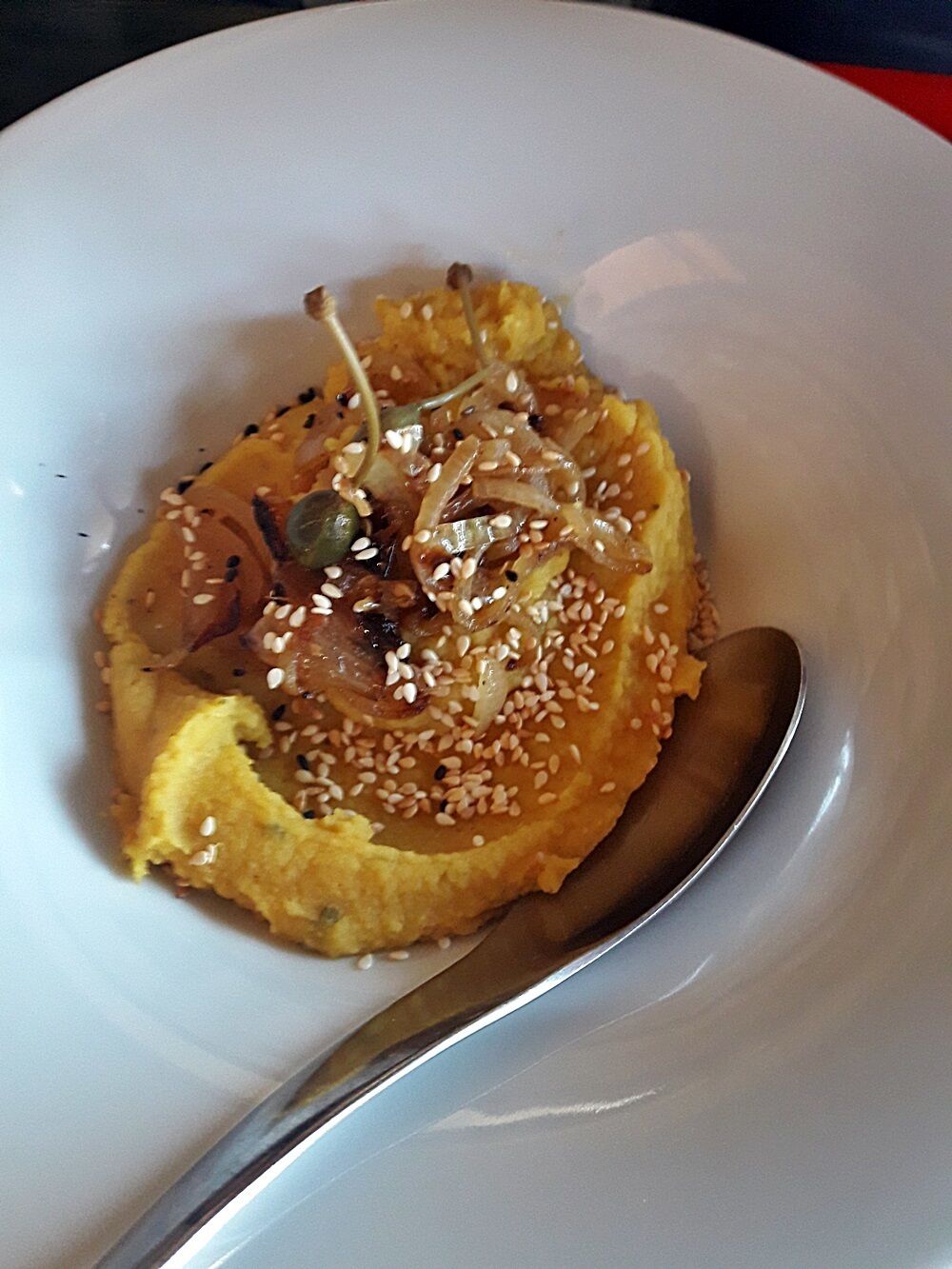 A gorgeous restaurant located in the Old Town area of Veria, where tradition successfully blends with gourmet cuisine and comes up with authentic and delicious dishes! Service is excellent here and the restaurant environment has an identity atmosphere of its very own!