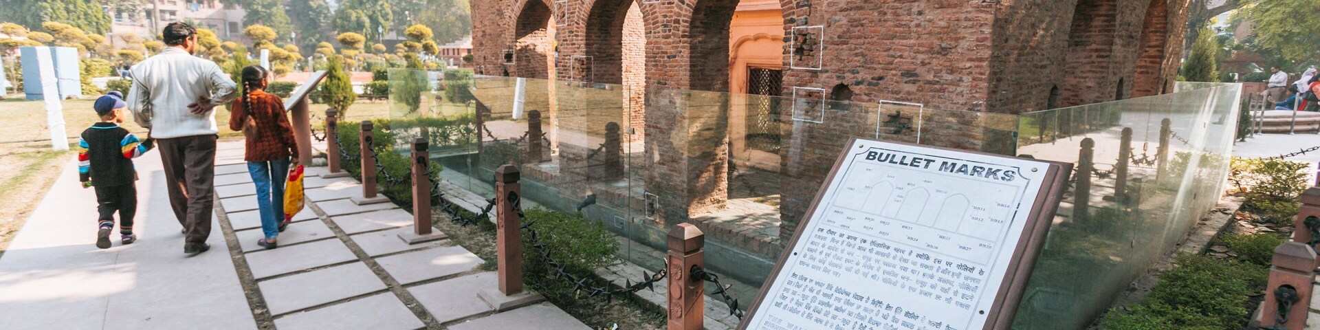 Un edificio histórico con ventanas arqueadas y un cerramiento de cristal.