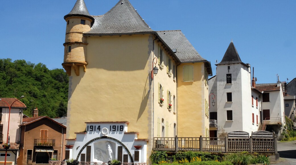 Château, ancienne demeure seigneuriale à tourelles, Cransac-les-Thermes, Aveyron, France