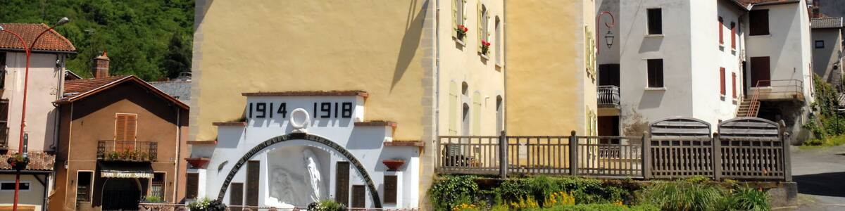 Château, ancienne demeure seigneuriale à tourelles, Cransac-les-Thermes, Aveyron, France