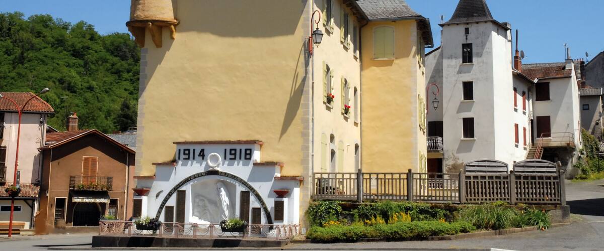 Château, ancienne demeure seigneuriale à tourelles, Cransac-les-Thermes, Aveyron, France