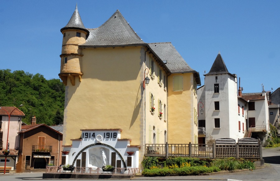 Château, ancienne demeure seigneuriale à tourelles, Cransac-les-Thermes, Aveyron, France