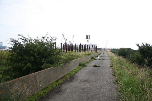 Killingholme Haven footpath. Further down the footpath 409224 at Killingholme Haven