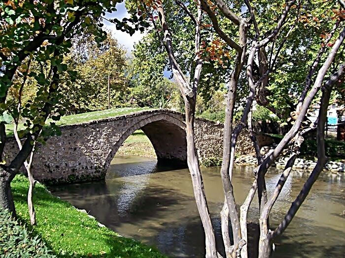 Edessa is the capital of the Pella prefecture and constitutes one of the most beautiful cities of Northern Greece. It is famous for it’s waterfalls but also for the beauty of Edesseos river, that crosses it. City ideal for walks, with the dew of running waters and rich vegetation, gains more and more visitors through last years.