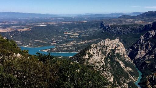 Hiking in the Verdon. View of the great Margès. Beautiful !!!