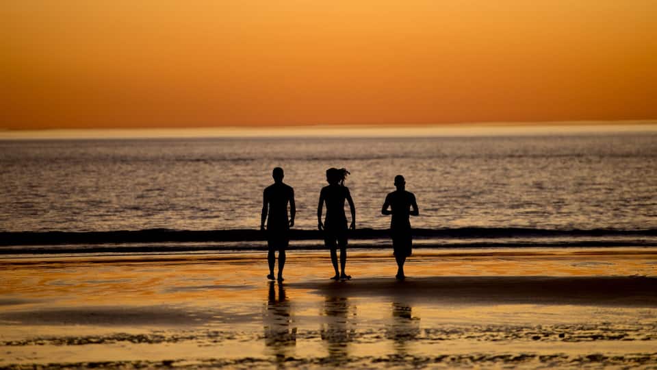 Cable Beach mit einem Sandstrand, Sonnenuntergang und Landschaften