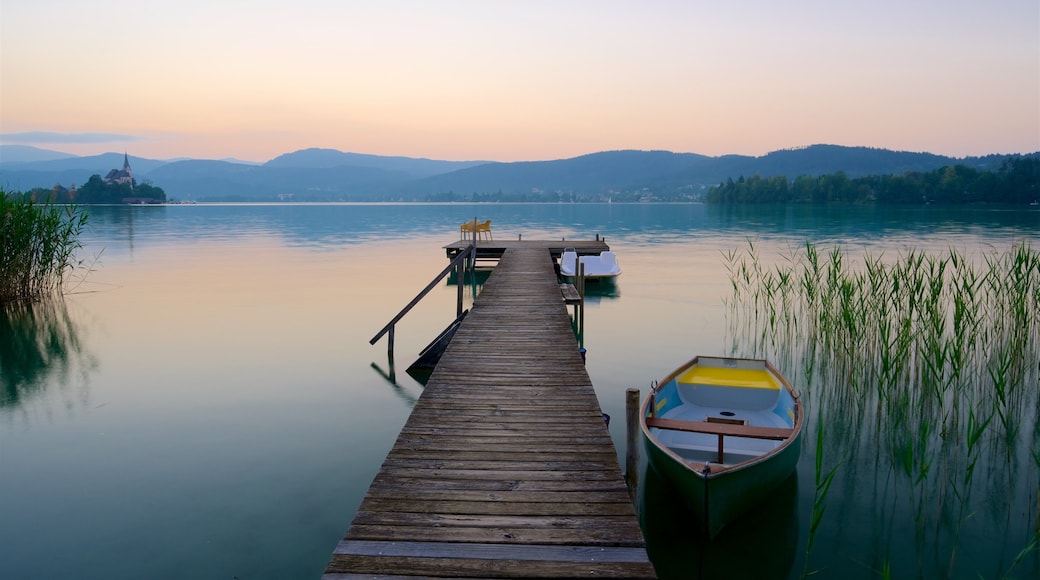 Maria Wörth som inkluderer innsjø, myr og solnedgang
