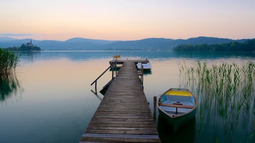 Maria Wörth bevat een zonsondergang, een meer of poel en wetlands