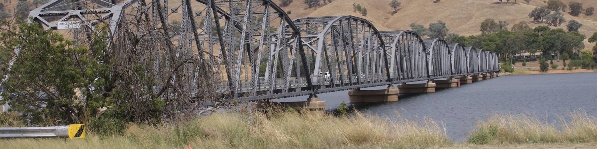 Bethanga Bridge built in 1930 leading to the town of Bellbridge in Victoria Australia.
Water level in Hume Weir is high. The concrete foundations are quite high. See other photo by traveller LesleyHC.