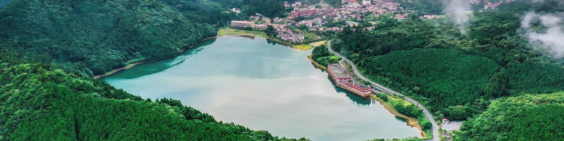 This place is located at Unzen of Nagasaki. The hot spring here is a tourist attraction. Scent of sulfur and hot steam is encountered everywhere.