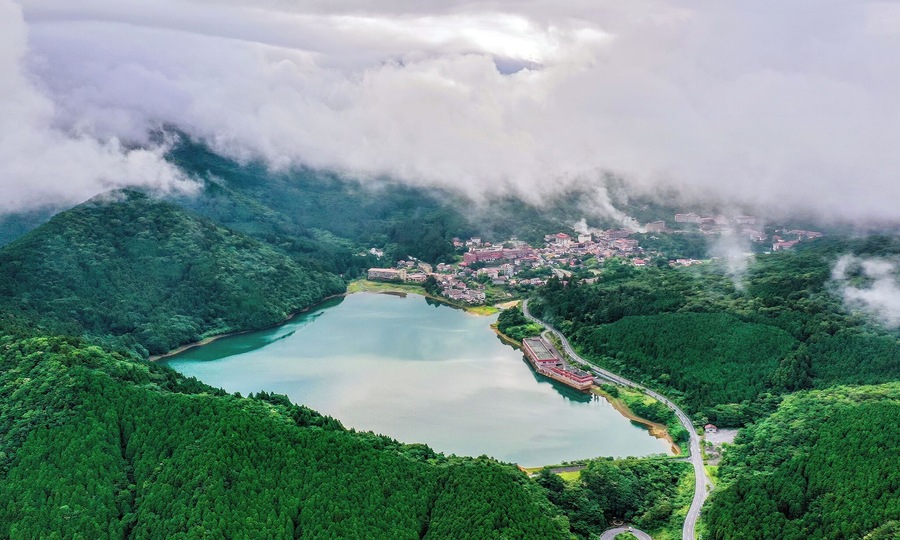 This place is located at Unzen of Nagasaki. The hot spring here is a tourist attraction. Scent of sulfur and hot steam is encountered everywhere.