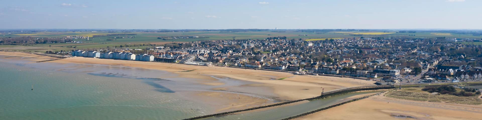 La plage de Juno beach et le canal de Courseulles-sur-Mer en France, en Normandie, dans le Calvados, au bord de la Manche.