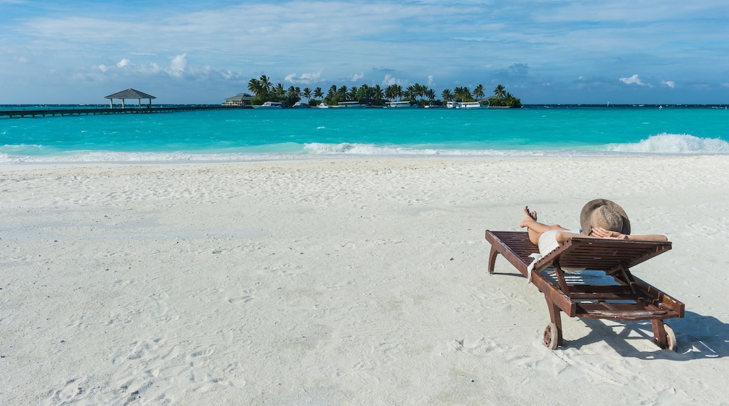 Maledives, Ari Atoll, Nalaguraidhoo, Sun Island Resort, back view of woman relaxing on the beach