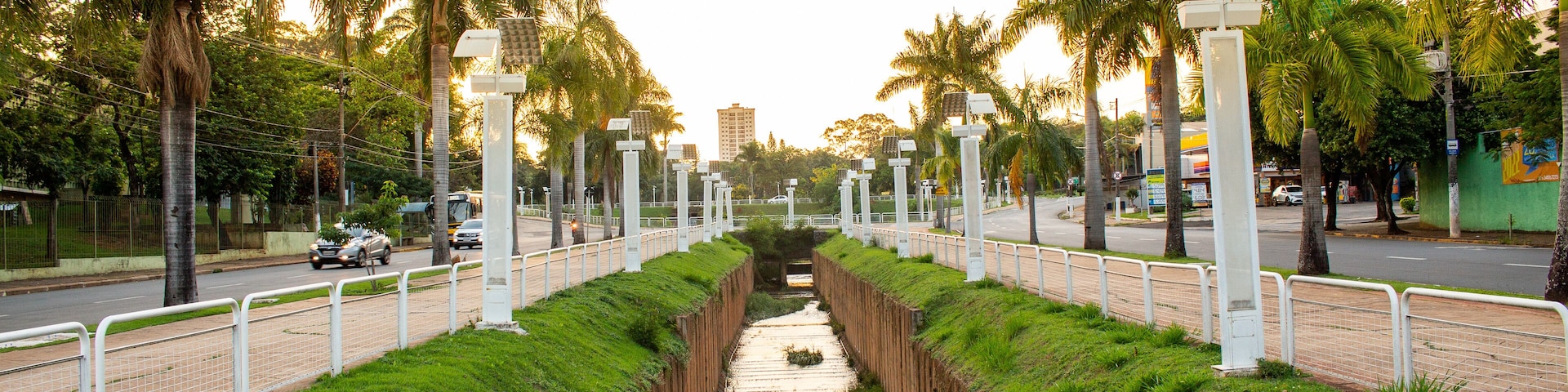 Avenida Brasil em Americana, São Paulo no por do sol.