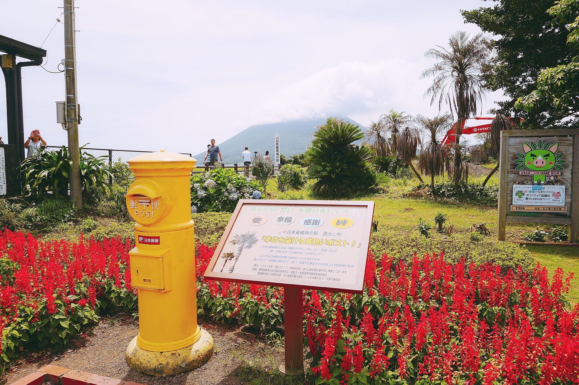Yellow mailbox 📮'n I couldn't see the mountain. 

Taken at July 2rd, 2016.