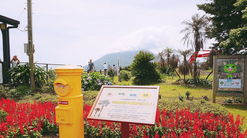 Yellow mailbox 📮'n I couldn't see the mountain.
Taken at July 2rd, 2016.