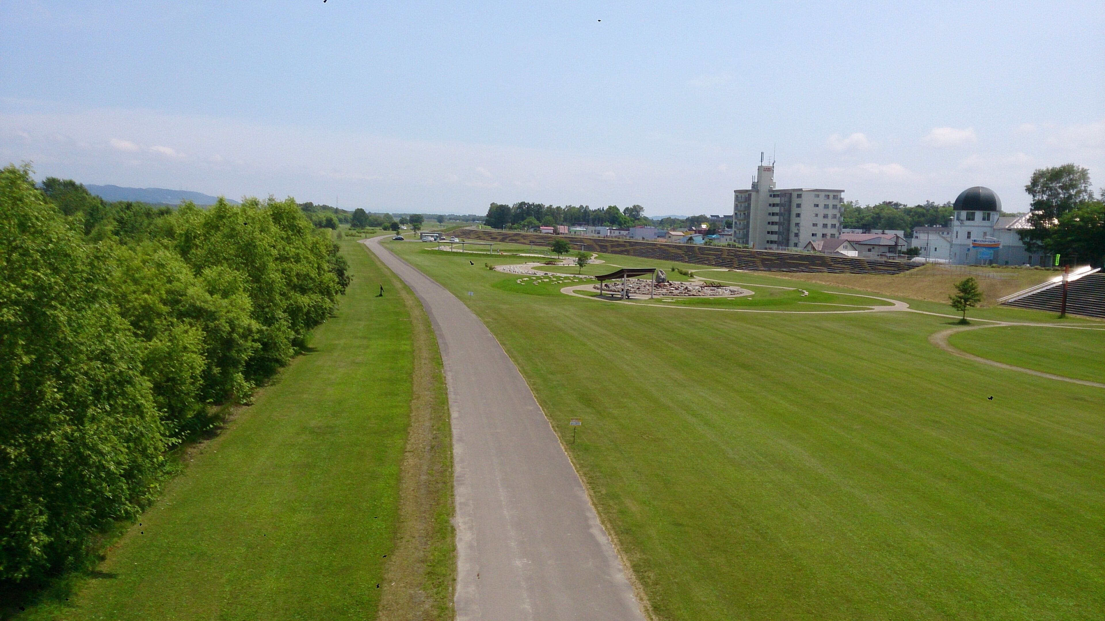 十勝川堤防の道