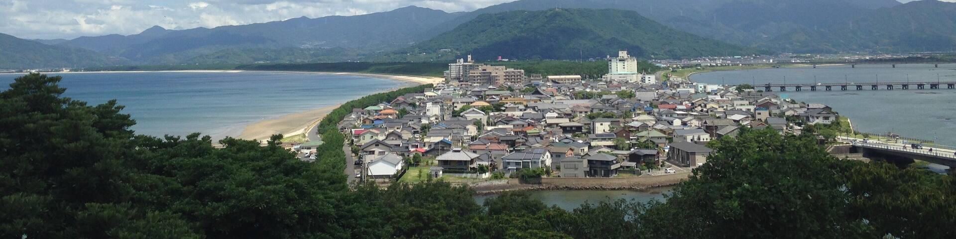 舞鶴公園からの展望(鏡山と虹の松原)