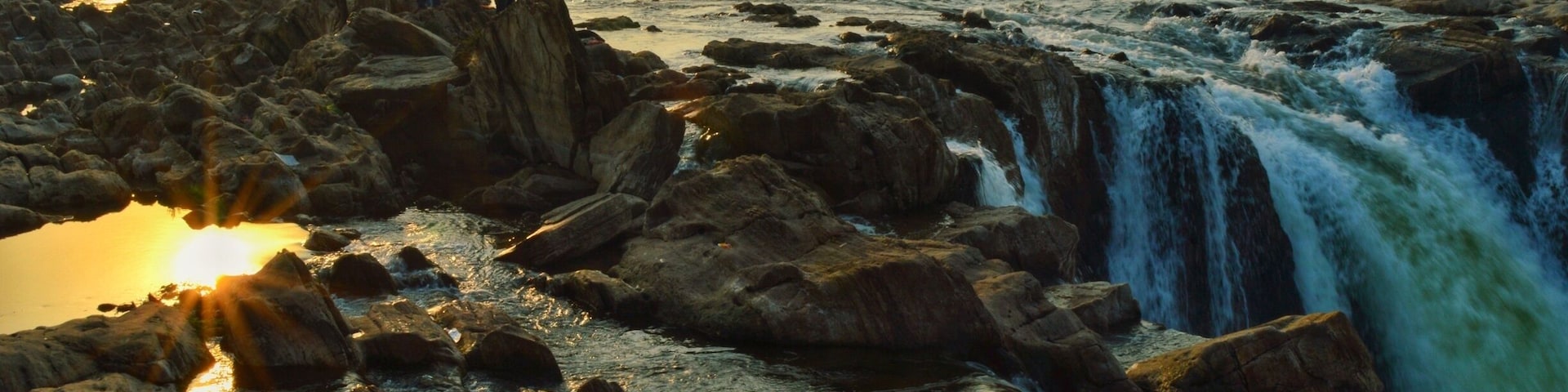I was never an early morning bird but I think travelling and my crave for capturing the Sunrises has turned me into a morning person now. .
I love mornings now a days. That fresh air, singing of birds and lovely light work of Sun indeed make every morning more special. . .
#indiaclicks #yourshotphotographer #NGTDailyShot #Natgeotravel #CNtravelerindia #Beautifuldestinations #LonelyPlanetIndia #indiaclicks #theweekoninstagram #indiapictures #storiesofindia
#IncredibleIndia #_soi #igramming_india #indiatravel #indiatourism #travelrealindia #Lifewelltravelled #travelbug #traveladdict #travellife #travels #travelgram #instatravel #instatraveling #instapassport #travelblog #travelblogger #passionpassport #ilovetravel #historytv18india
#Sunsets #GoldenHour #Sunrise #Troverontuesday #troveron #Lifeatexpedia