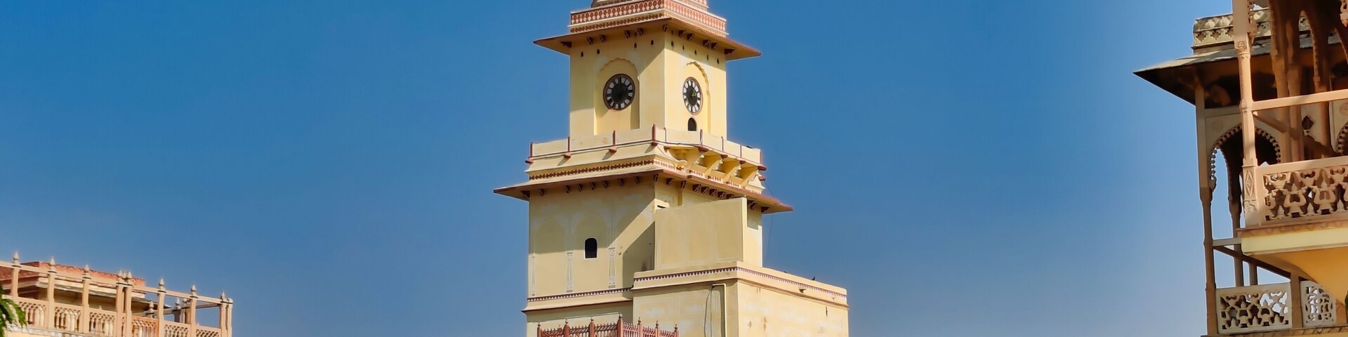 Una torre histórica con arquitectura intrincada y un cielo azul despejado.