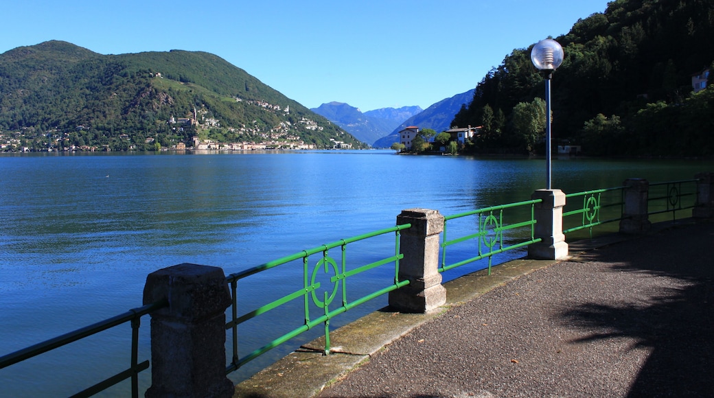 Porto Ceresio am Lago di Lugano. Der kleine Ort liegt in der Provinz Varese (Lombardei) an einer kleinen Bucht am Lago di Lugano in Italien gegenüber dem Schweizer Kanton Tessin.