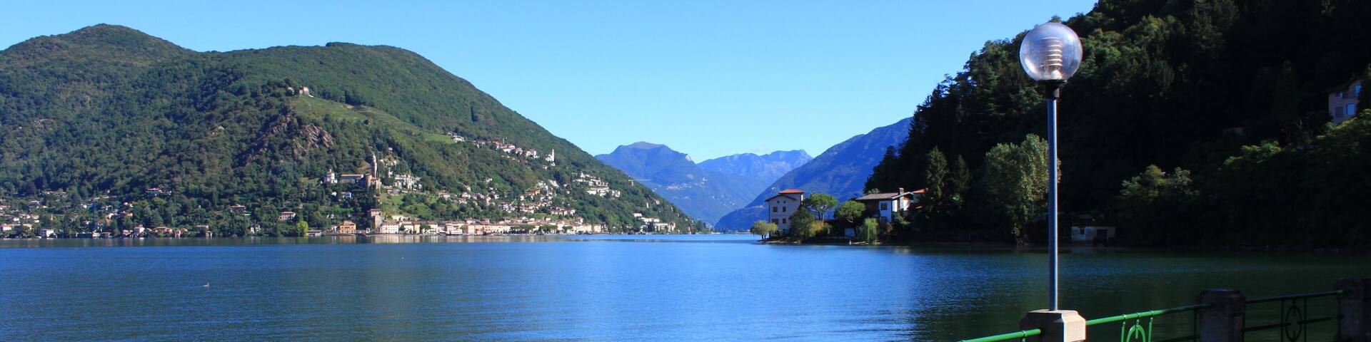 Porto Ceresio am Lago di Lugano. Der kleine Ort liegt in der Provinz Varese (Lombardei) an einer kleinen Bucht am Lago di Lugano in Italien gegenüber dem Schweizer Kanton Tessin.
