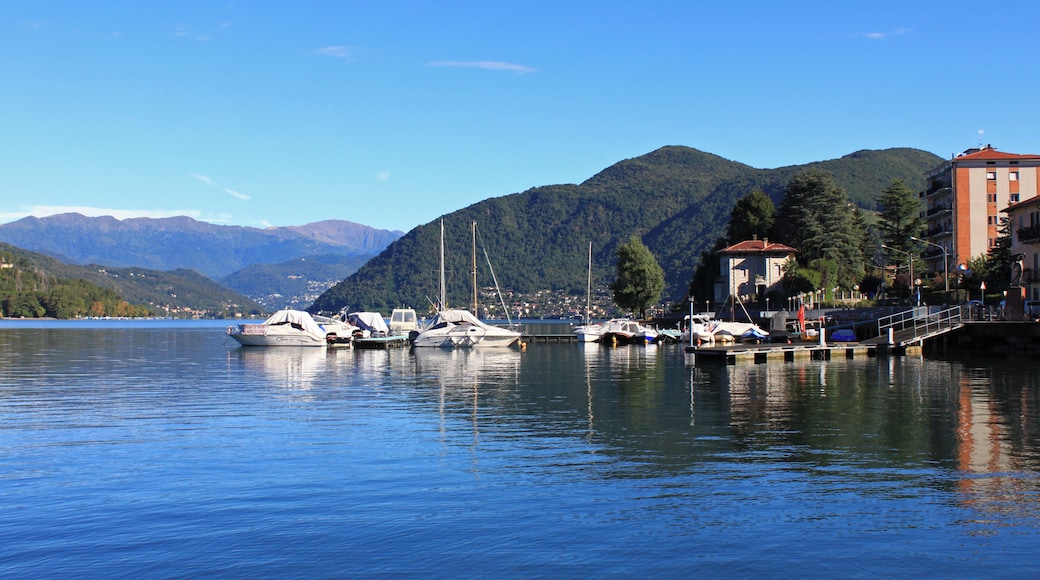 In Porto Ceresio Der kleine Ort liegt in der Provinz Varese (Lombardei) an einer kleinen Bucht am Lago di Lugano in Italien gegenüber dem Schweizer Kanton Tessin.