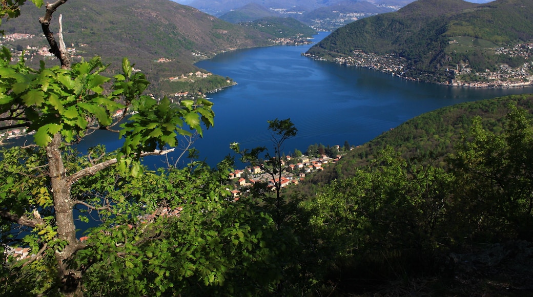 Blick nach Porto Ceresio (Italien) am Lago di Lugano vom Gipfel des Monte Grumello (690 m.ü.M.) aus. Der Monte Grumello liegt in der Lombardei (Provinz Bergamo) ganz in der Nähe zur Schweiz. Auf der rechten Uferseite liegt der Schweizer Seeort Morcote.