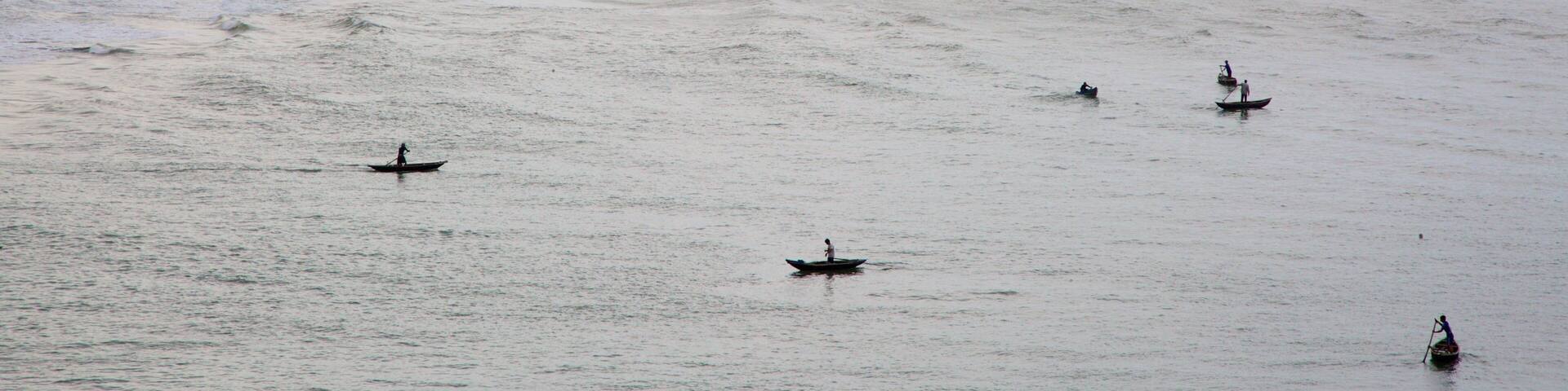 ランコー 表示 カヤックあるいはカヌー, 海岸沿いの町 と 砂浜