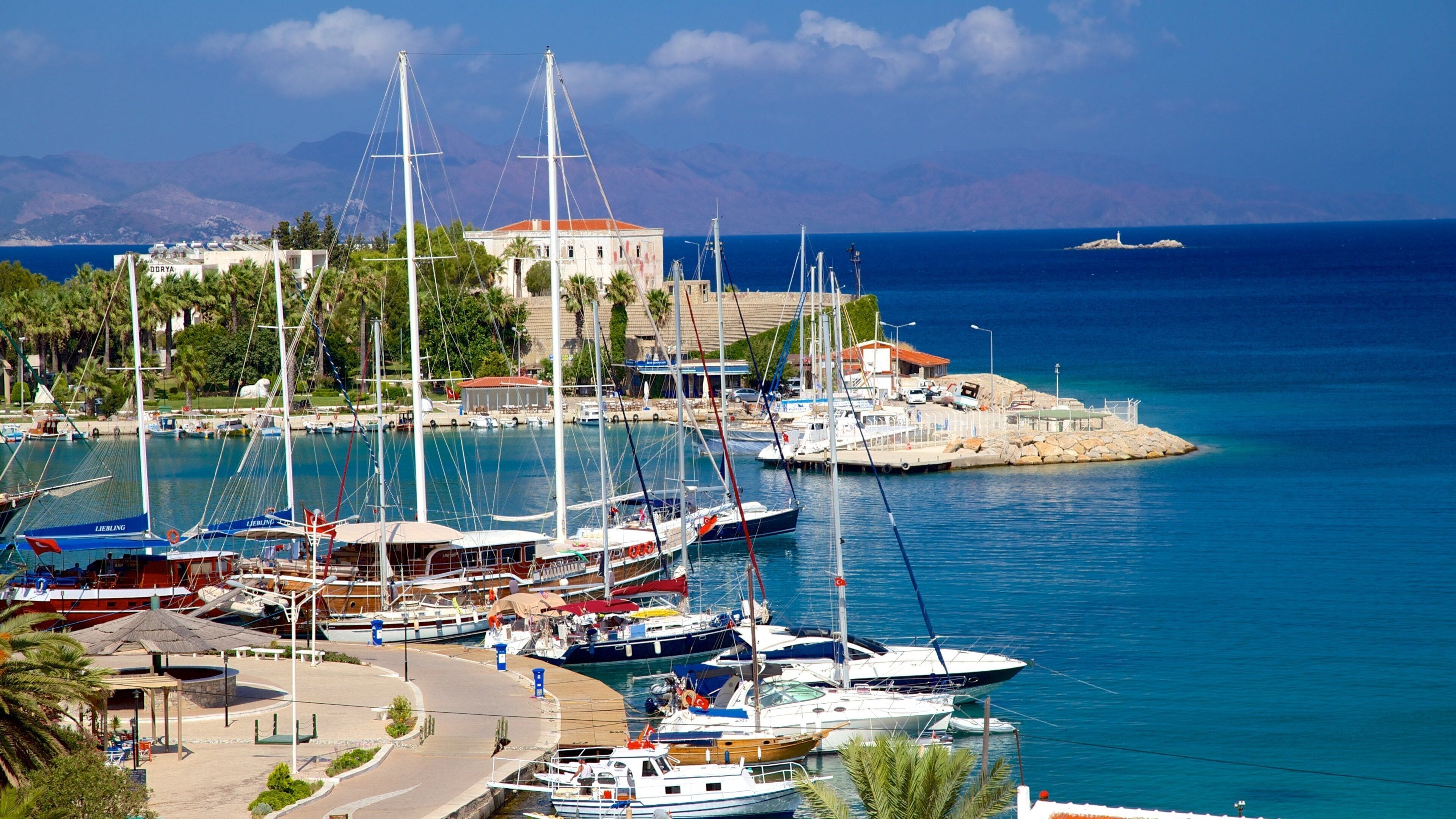 Porto de Ferries de Datça mostrando uma marina